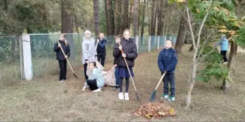 Ребята активно принимают участие в общешкольном субботнике!