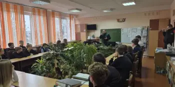 В рамках акции "Безопасный Новый год" прошла встреча 7х и 9х классов с сотрудниками МЧС.