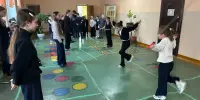 В рамках акции "Шефская вертикаль", учащиеся 5В класса провели перемену для 2В класса