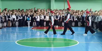 Торжественная линейка для учащихся 3-8 классов прошла в стенах старшей школы.